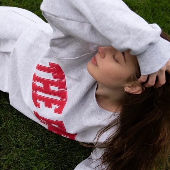 VARSITY SWEATSHIRT LT HEATHER GREY/BIG APPLE RED - Picture 2 of 4